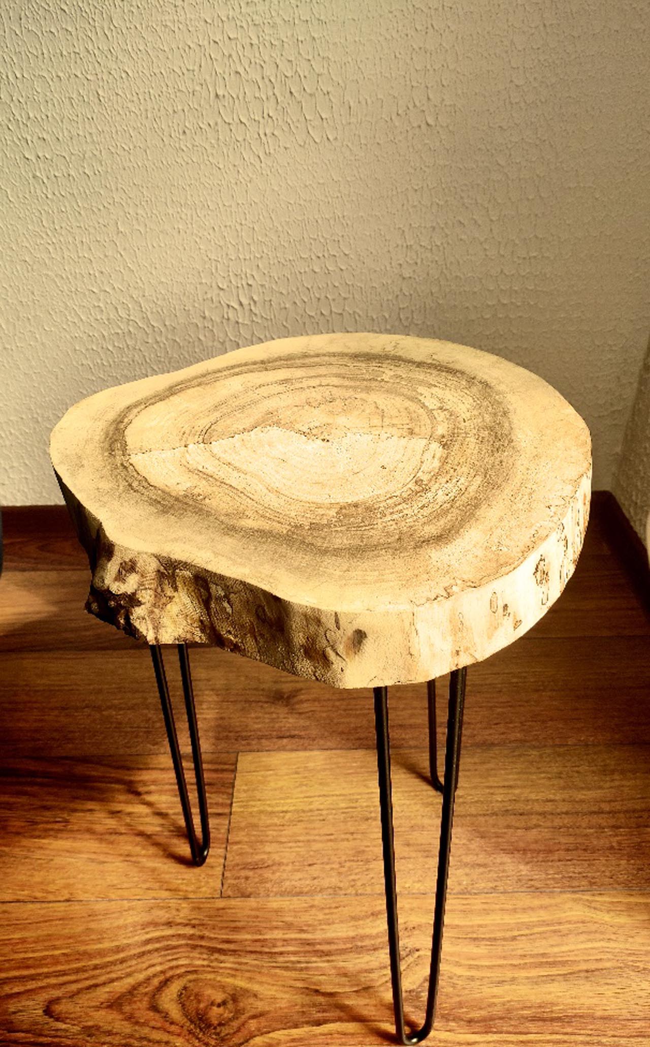 Stolik-z-plastra-drewna-handmade