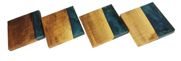 Cztery Podstawki pod kubek z drewna orzechowego z niebieską żywicą