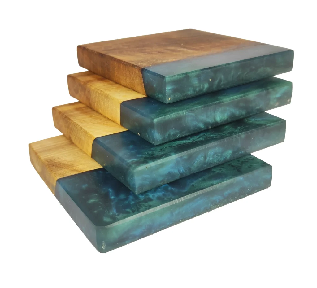 Podstawki pod kubek z drewna orzechowego z niebieską żywicą