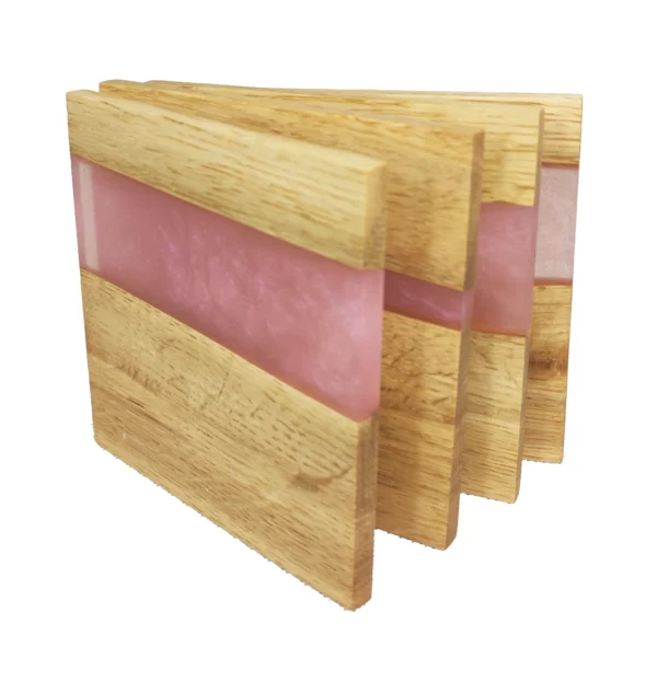 Cztery podstawki pod kubek z drewna i różowej żywicy