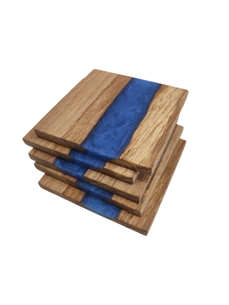 Grube podstawki z drewna i niebieskiej żywicy epoksydowej