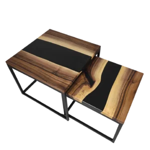 Ten stolik kawowy 2w1 to piękne połączenie naturalnego drewna orzecha z elegancką czarną żywicą. Ten solidny stolik jest wykonany z trwałego drewna orzecha, które jest odporne na plamy z wody. Czarna żywica dodaje mu elegancji i nowoczesnego wyglądu. Stolik posiada dwie funkcje - jest wyposażony w dwa poziomy, dzięki czemu można używać go jako standardowego stolika kawowego lub jako mniejszego stolika kawowego na górze. Jest to idealne rozwiązanie dla osób, które chcą mieć uniwersalne meble w swoim salonie.