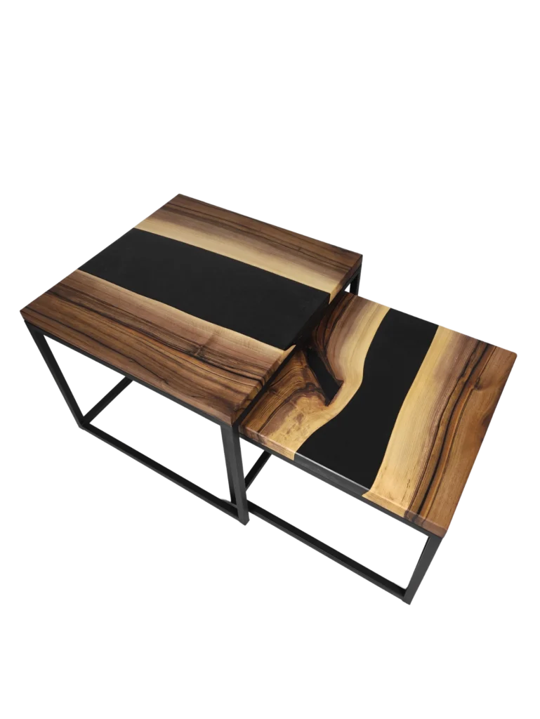 Ten stolik kawowy 2w1 to piękne połączenie naturalnego drewna orzecha z elegancką czarną żywicą. Ten solidny stolik jest wykonany z trwałego drewna orzecha, które jest odporne na plamy z wody. Czarna żywica dodaje mu elegancji i nowoczesnego wyglądu. Stolik posiada dwie funkcje - jest wyposażony w dwa poziomy, dzięki czemu można używać go jako standardowego stolika kawowego lub jako mniejszego stolika kawowego na górze. Jest to idealne rozwiązanie dla osób, które chcą mieć uniwersalne meble w swoim salonie.