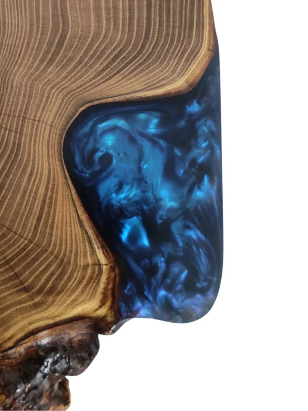 Detal Stolik kawowy z plastra drewna i granatowej żywicy epoksydowej