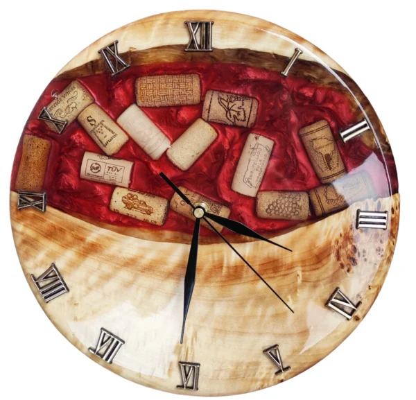 Zegar ścienny z drewna i czerwonej żywicy oraz korków od wina