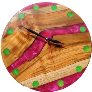 Nowoczesny zegar ścienny z drewna i żywicy w kolorze Viva Magenta
