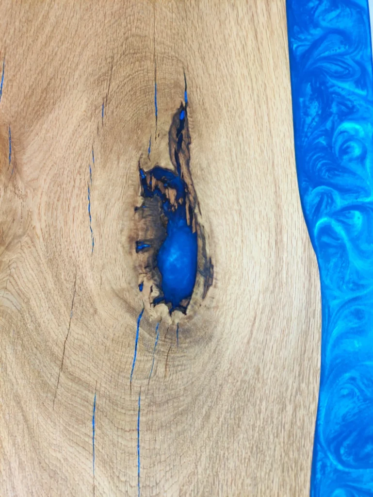 Konsola z drewna dębowego z niebieską żywicą