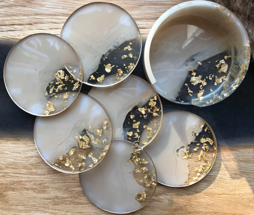 Co zatopić w żywicy płatki złota