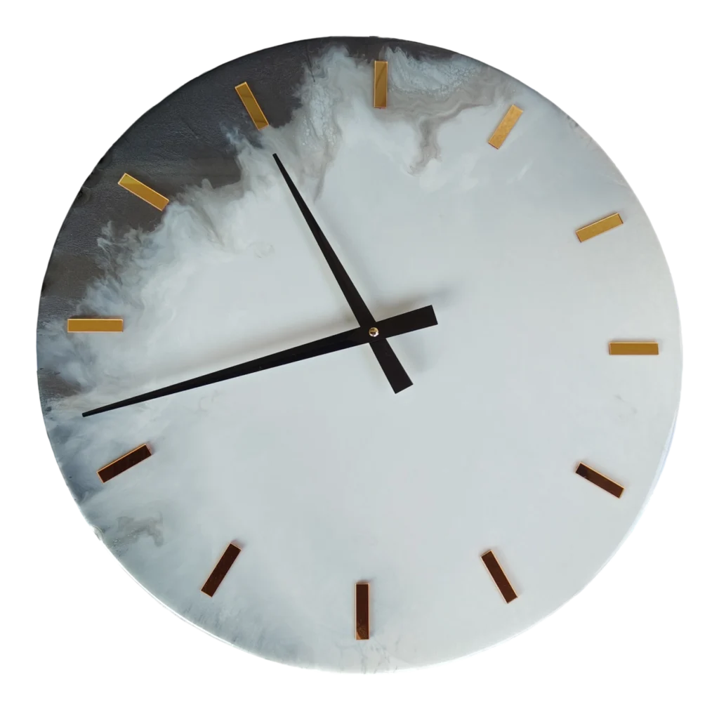 biały zegar dekoracyjny do salonu