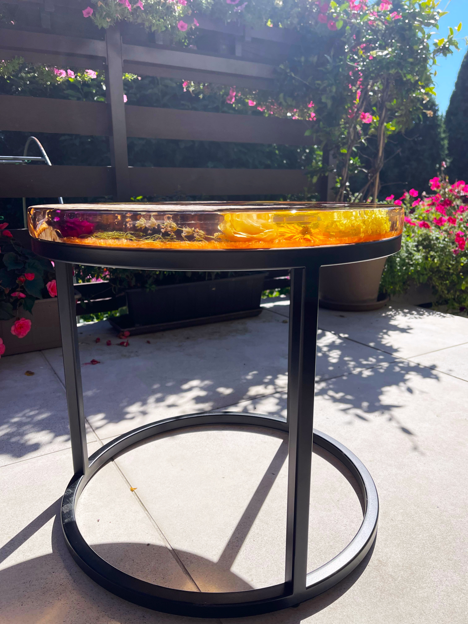 Stolik kawowy z topoli z czeczotą i kwiatami 50 cm 4 Stolik z Drewna z Kwiatami Pomarańczowy