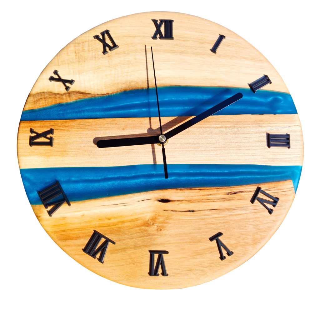 Zegar z Klonowego Drewna i Turkusowej Żywicy 4 Zegar z drewna klonu i turkusowej żywicy z czarnymi cyframi