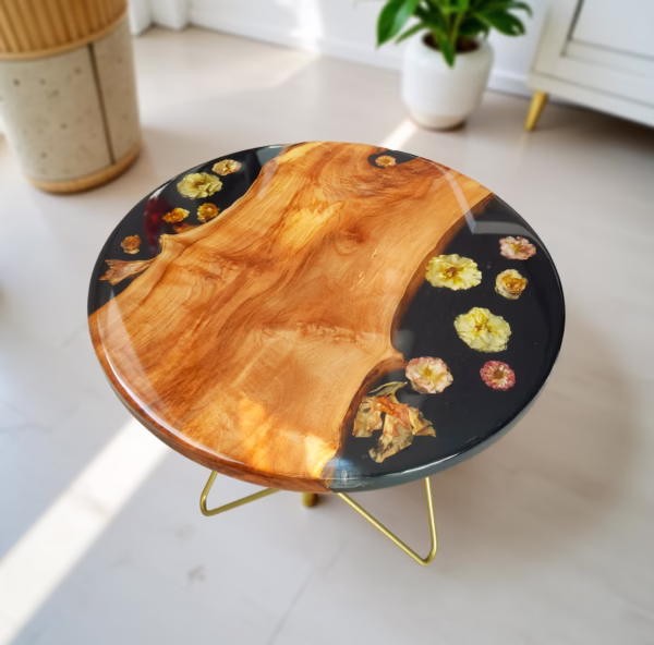 Stoły z żywicy, Stoliki kawowe, Strona główna Madej-handmade 11 Okrągły stolik z klonu i czarnej żywicy z żółtymi różami w żywicy