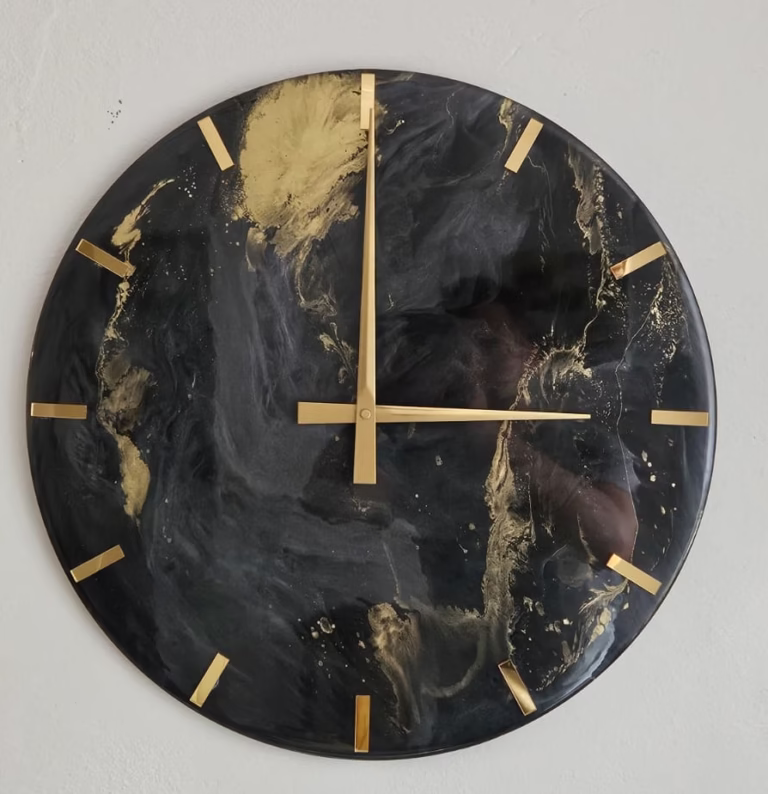 Prace kursantów - zegary z żywicy