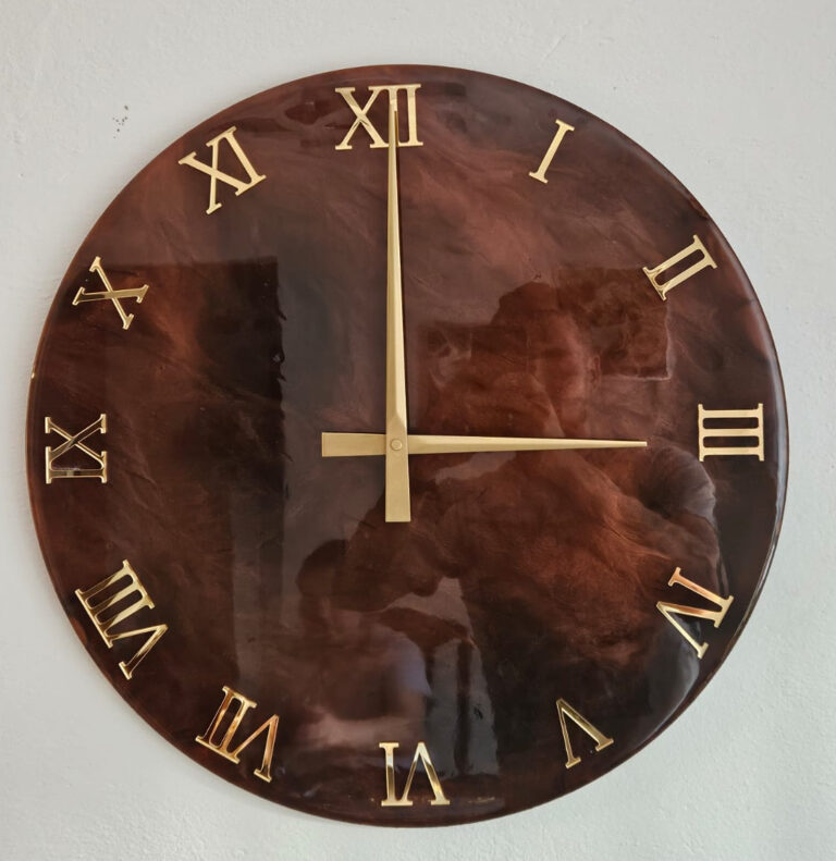 Prace kursantów zegary z żywicy czerwony