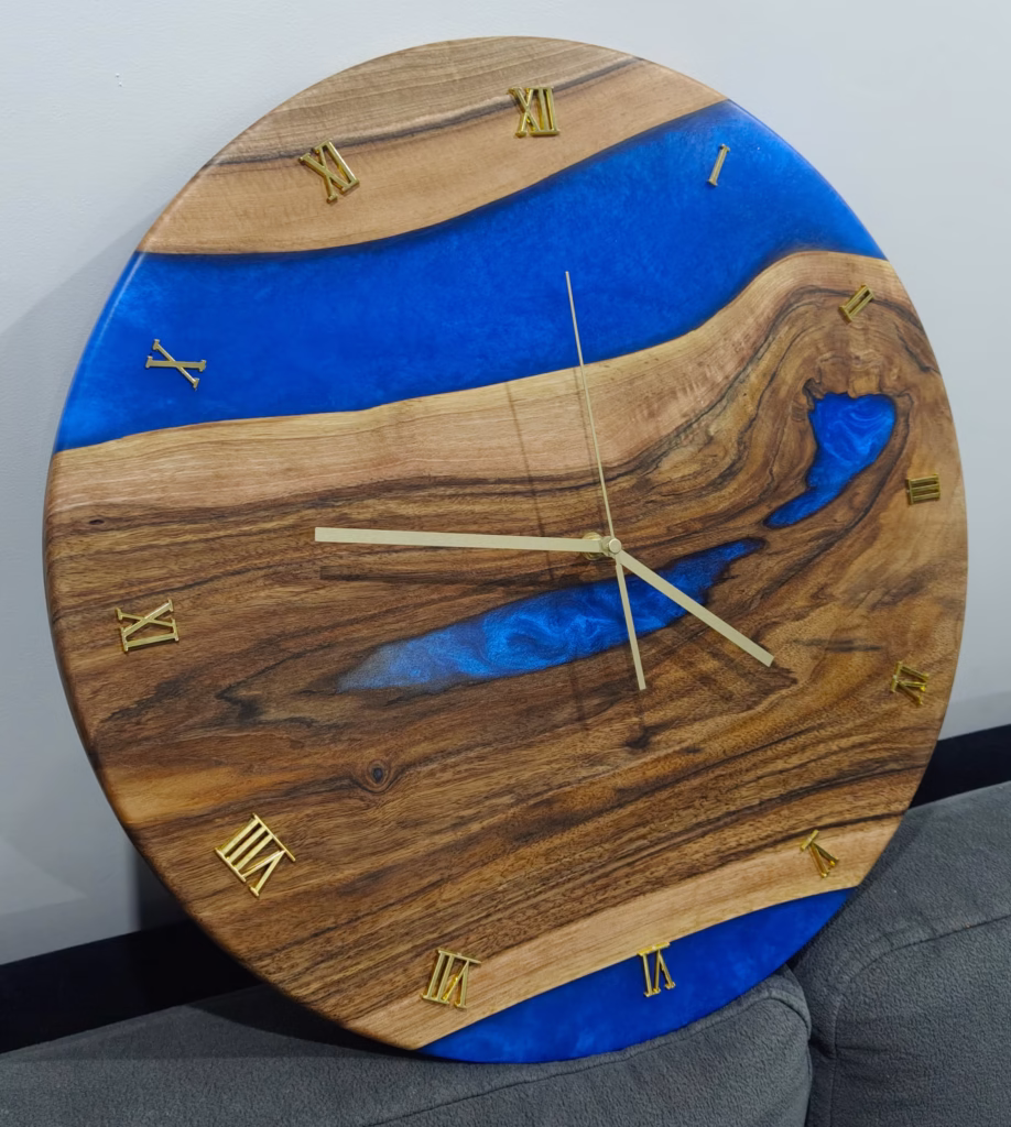 Zegar Ścienny Duży z Drewna Orzecha i Żywicy Niebieskiej