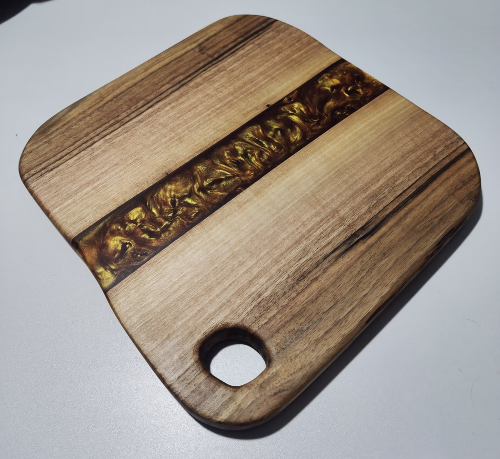 Deska do serów z drewna i złotej żywicy