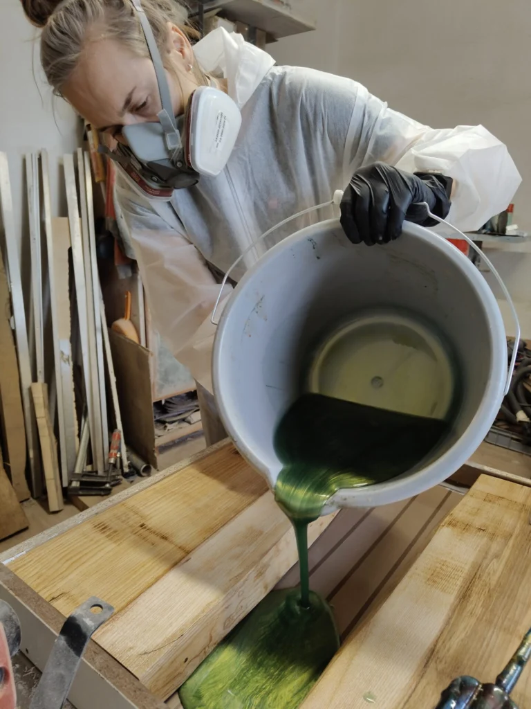 Praca nad stolikiem z drewna i żywicy w pracowni Madej Handmade