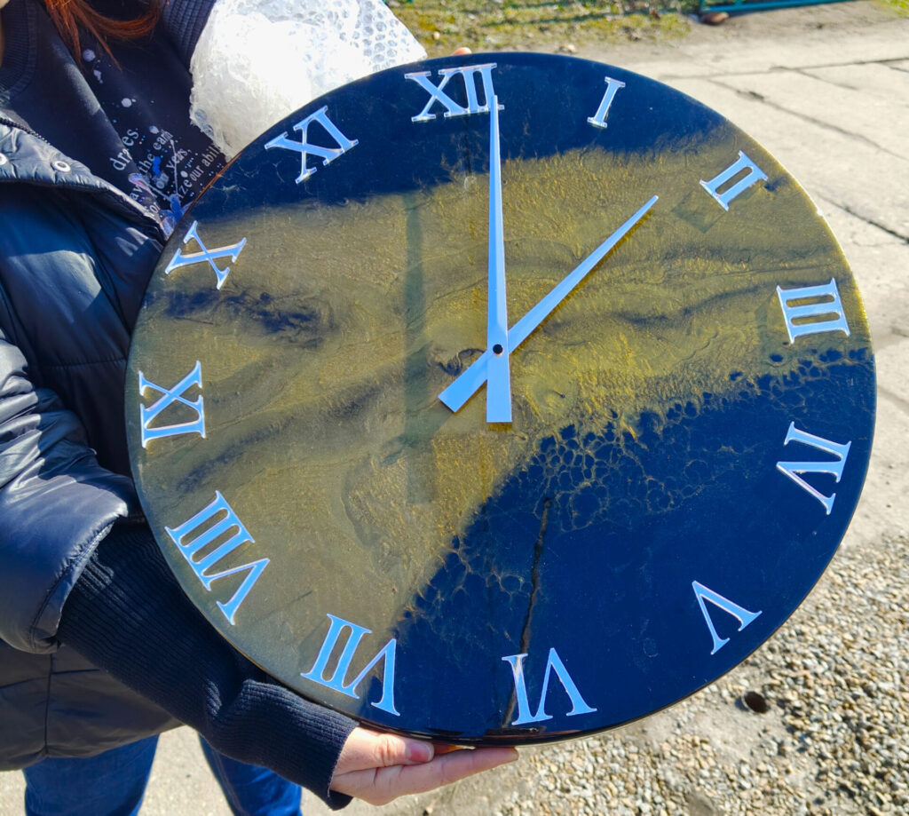 Zegar z Żywicy wykonany na kursie z żywicy Madej Handmade