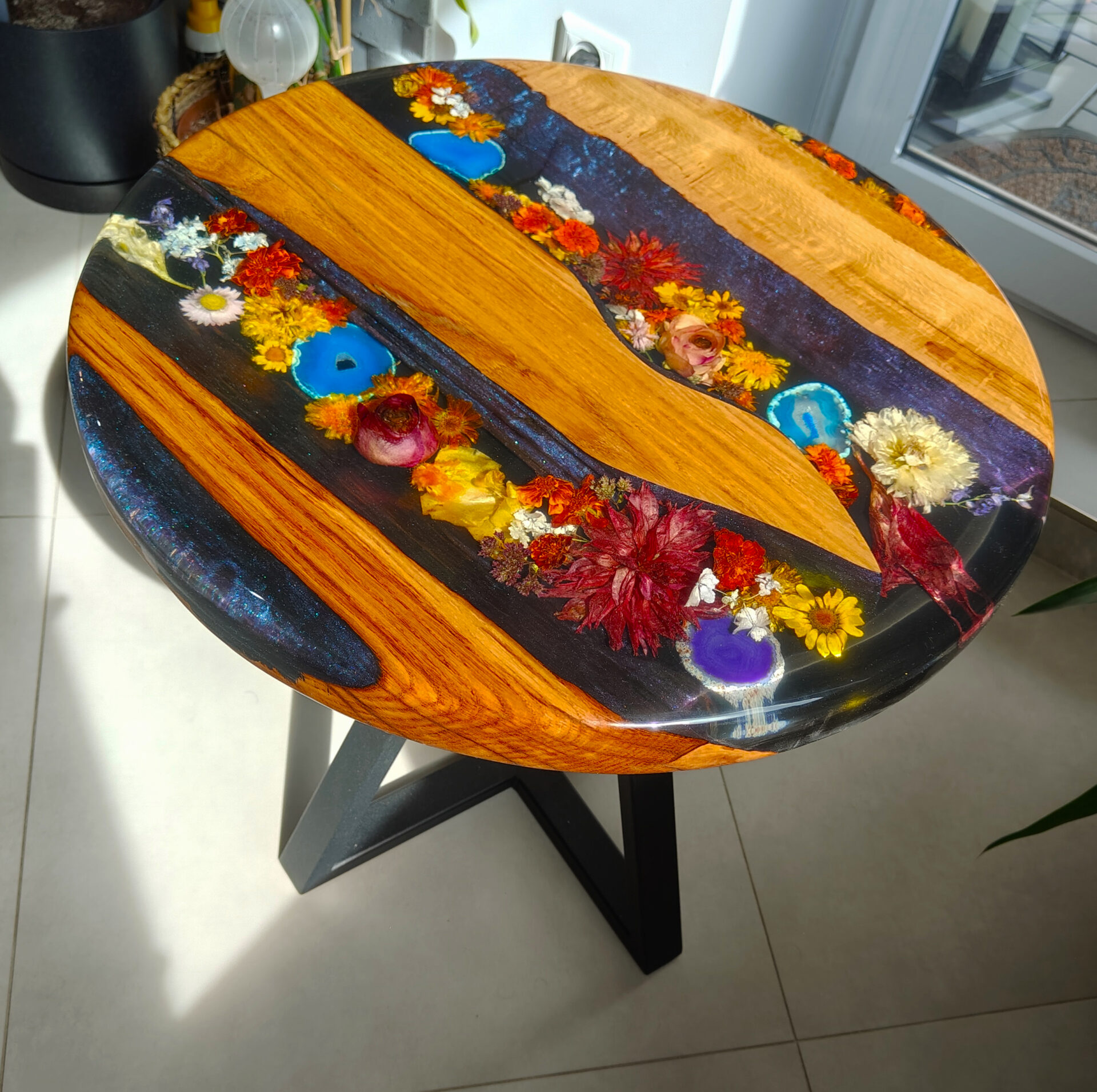 Stolik z Kwiatami Zatopionymi w Żywicy Chameleon 60cm 3 Stolik Epoxy Table z Kwiatami Zatopionymi w Żywicy epoksydowej