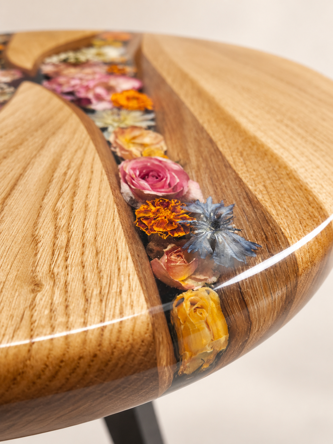 Stolik kawowy z dębu i kwiatów zatopionych w żywicy epoksydowej